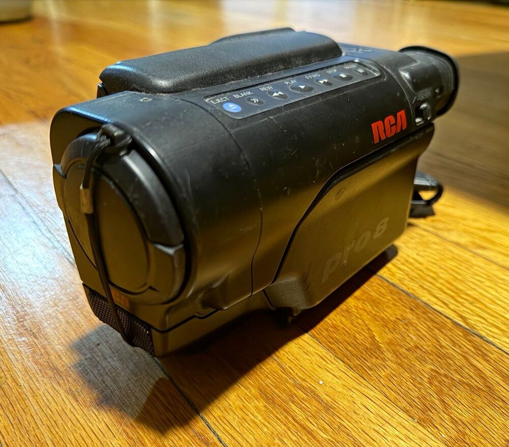 Vintage 80s RCA Pro 8 PRO800 Analog 8mm Handheld Camcorder Variable Zoom Mic